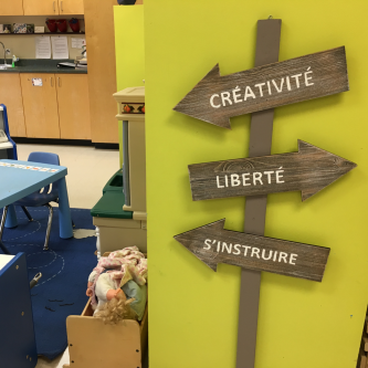 Flèches avec les mots créativité, liberté et s'instruire