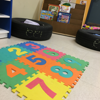 Pneus dans un espace de lecture pour les enfants