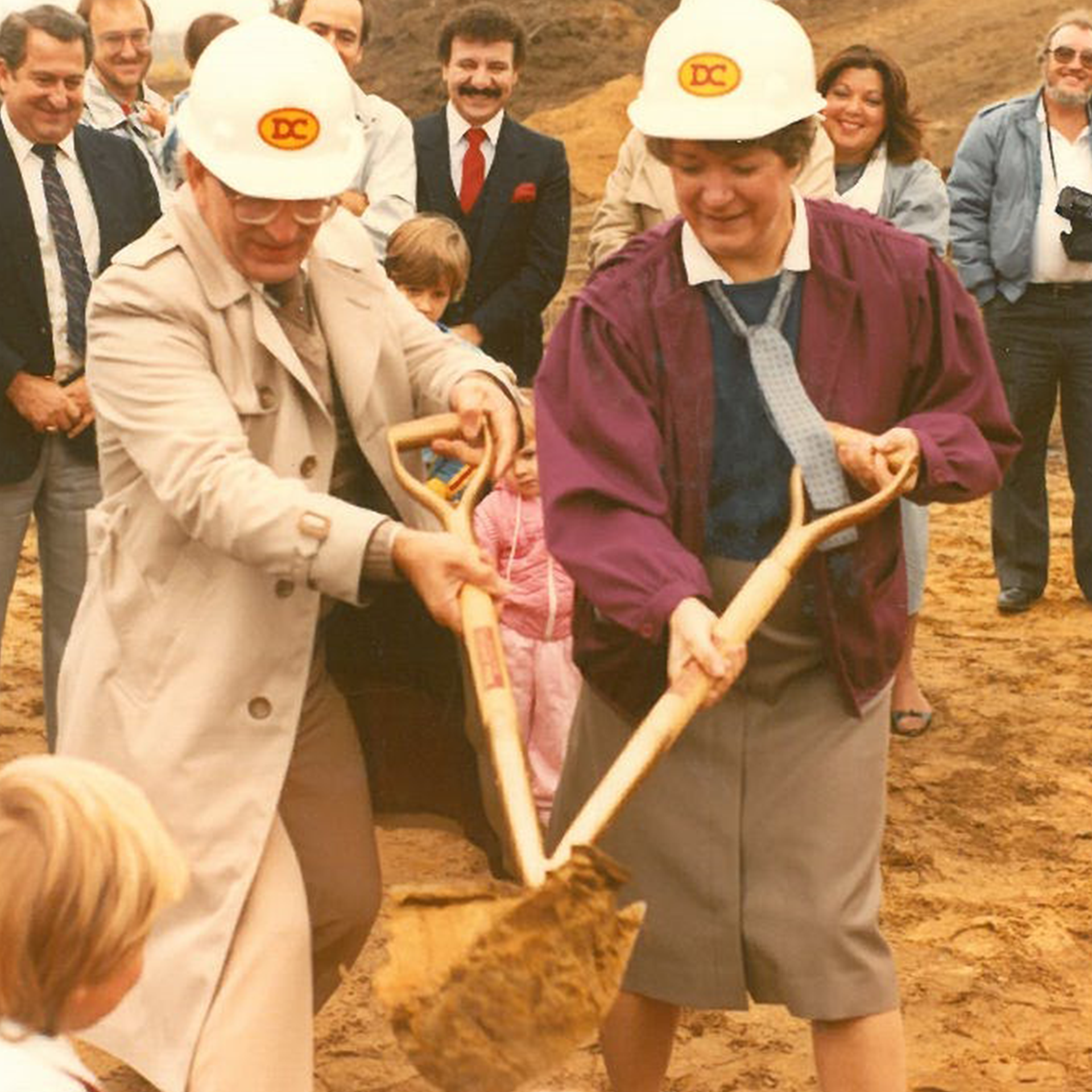 Gérald Lacombe et Rolande Faucher lors de la première pelletée de terre en 1984