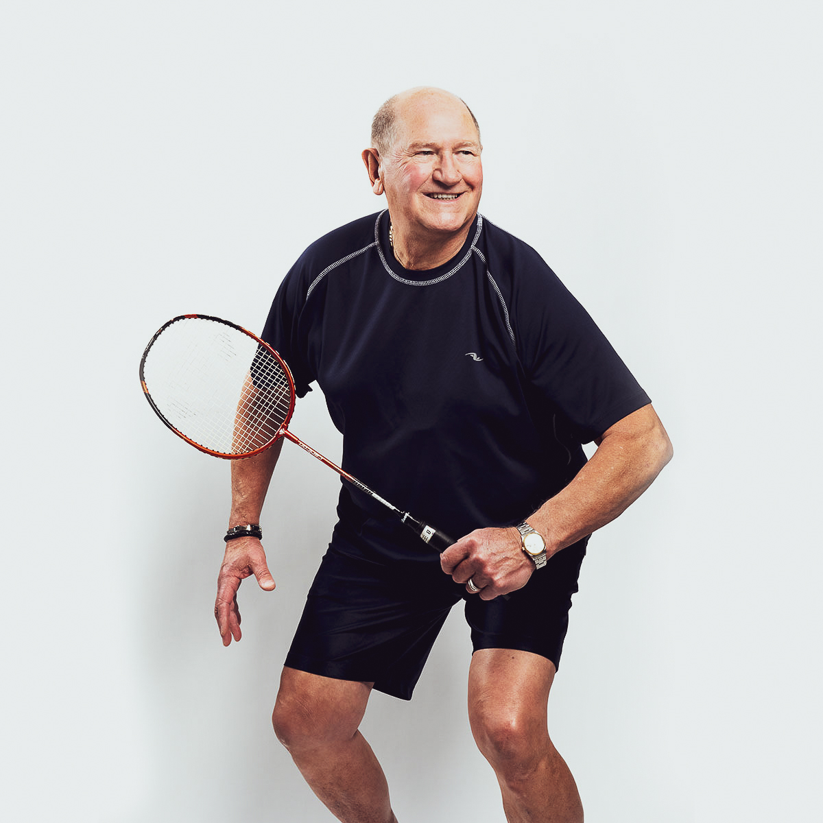 Homme jouant au badminton