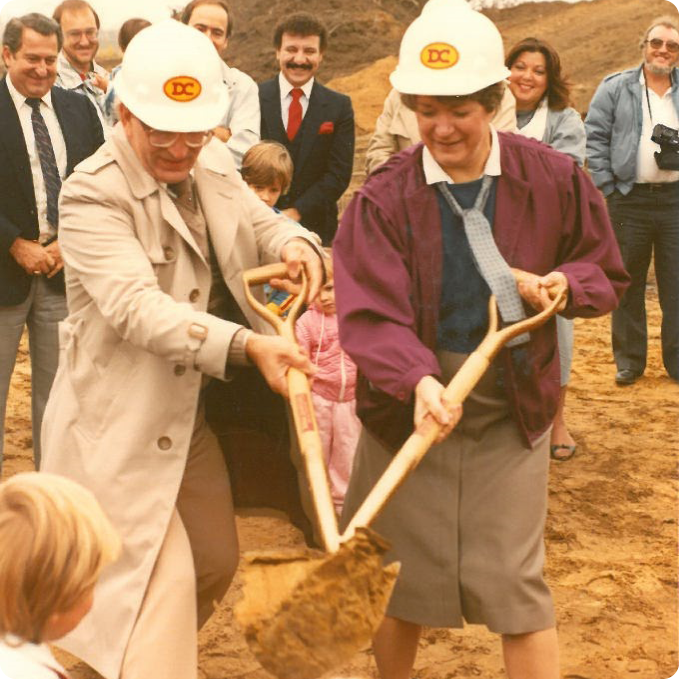 1984 : Gérald Lacombe et Rolande Faucher lors de la première pelletée de terre.