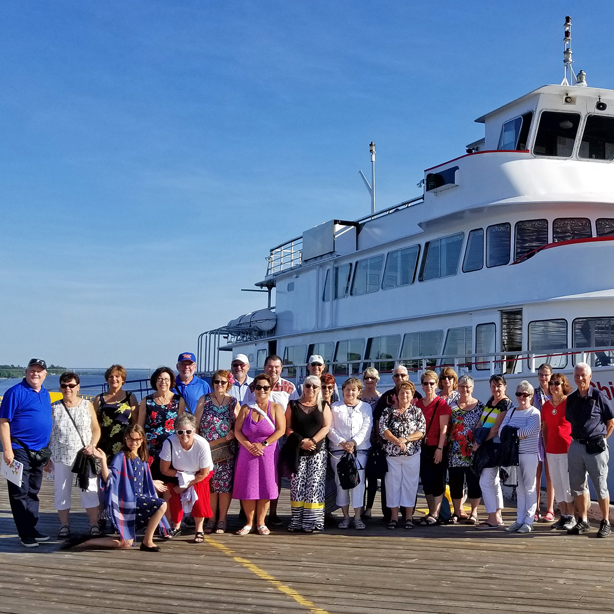 Groupe du MIFO devant le bateau Chief Commanda 2 lors d'une sortie