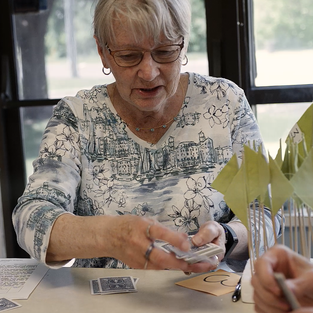 femmes qui jouent aux cartes