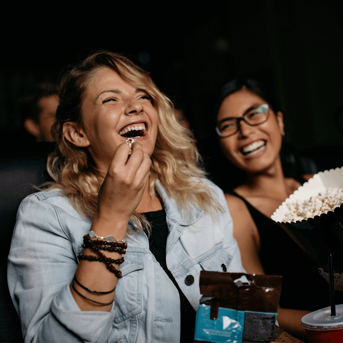 Jeunes femmes au cinéma
