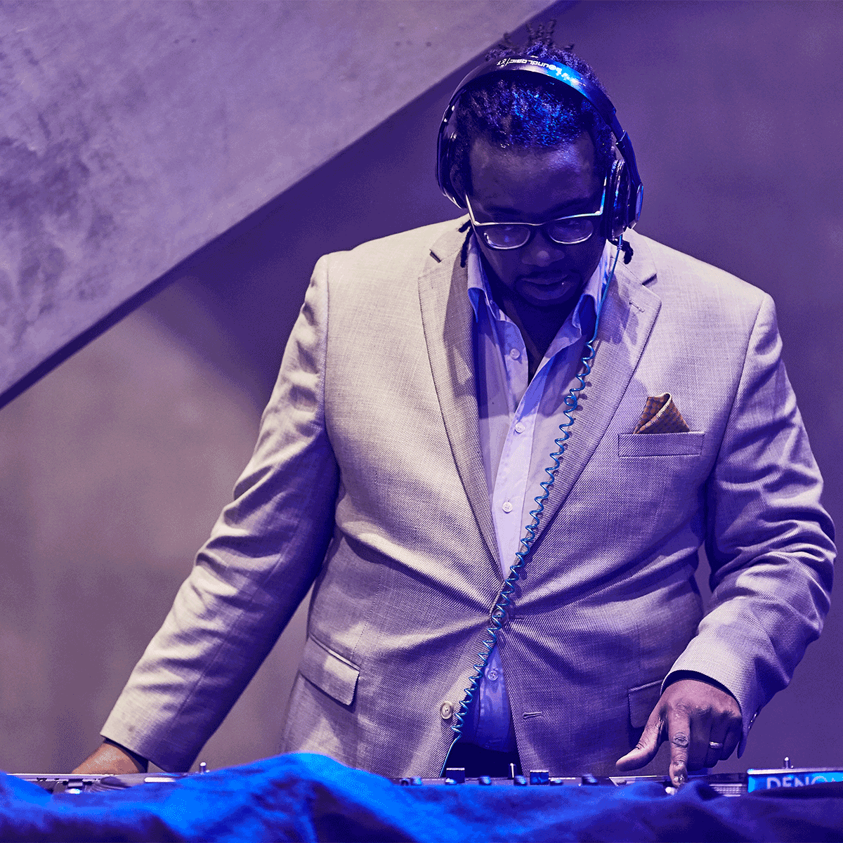 DJ à l'animation musicale lors d'un événement du MIFO