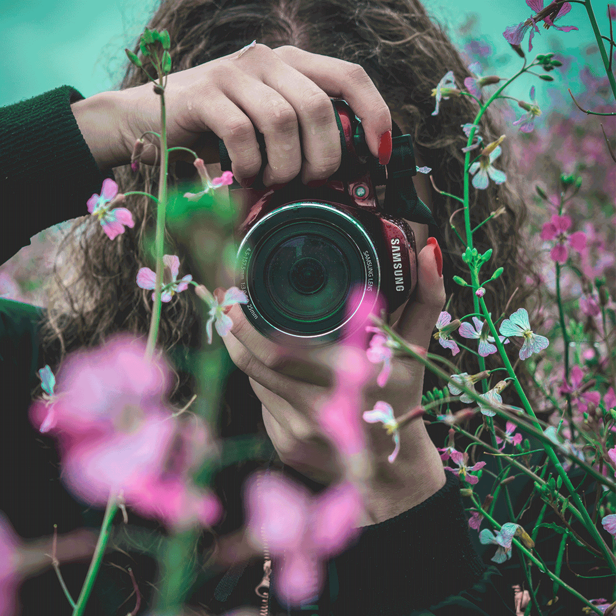 Femme qui prend une photo