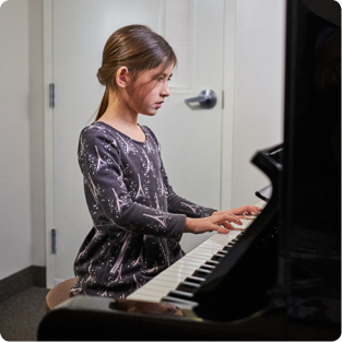 Petite fille qui joue le piano