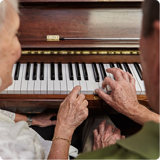 Homme et femme jouant au piano